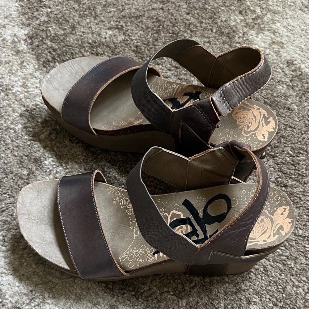 Ladies Size 7.5 OTBT wedge sandals